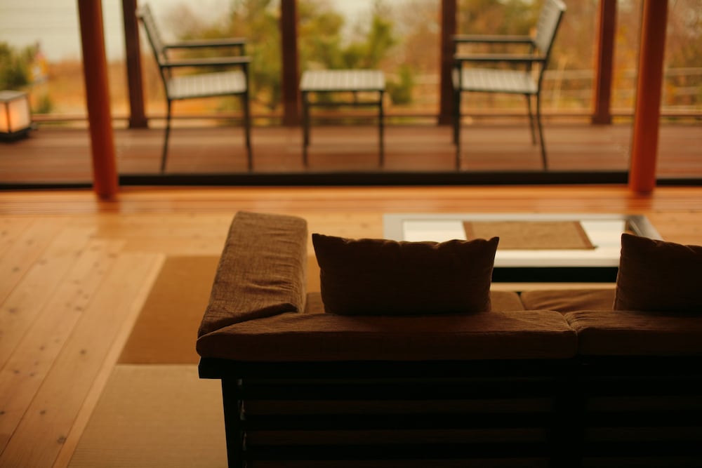 オーシャンパノラマビュー離れ客室 禁煙 海鈴 -kairin- リビング エリア0 | 間人温泉 炭平