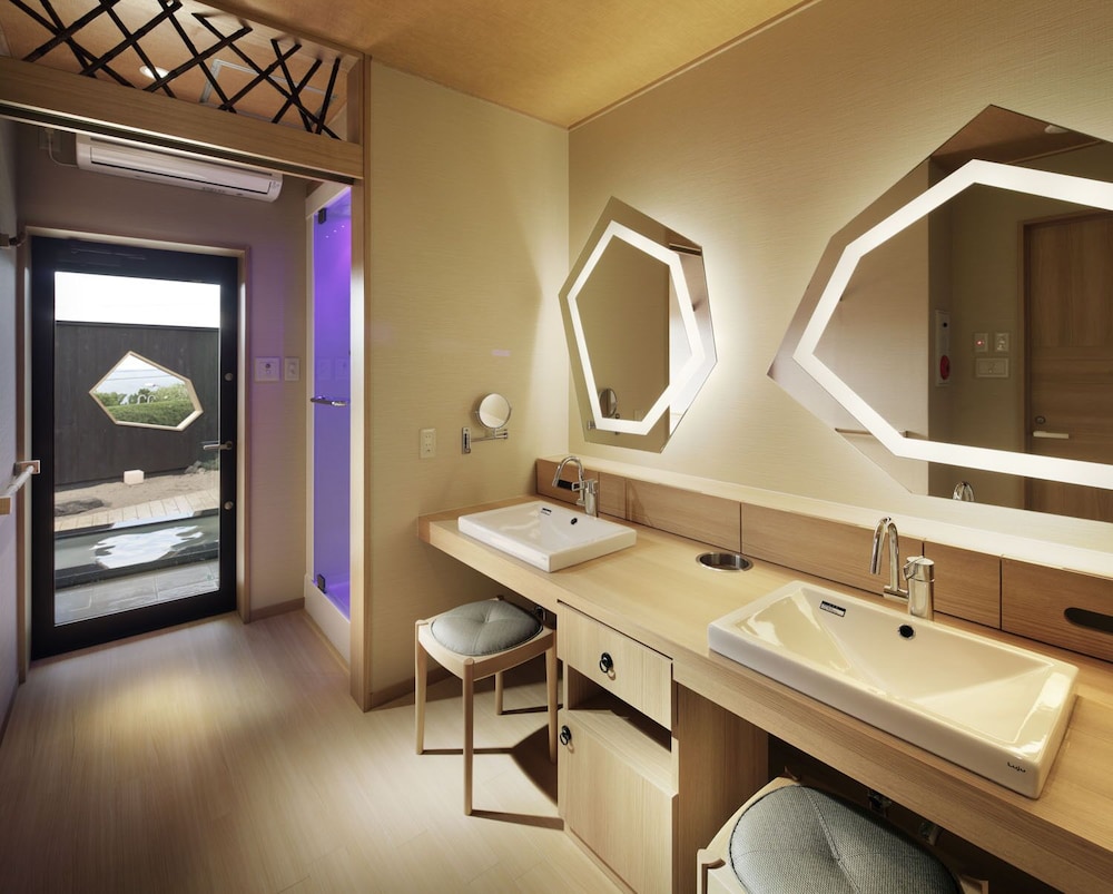 パーシャル オーシャン露天風呂付き離れ客室 禁煙 風乃音 -kazenone- バスルーム1 | 間人温泉 炭平