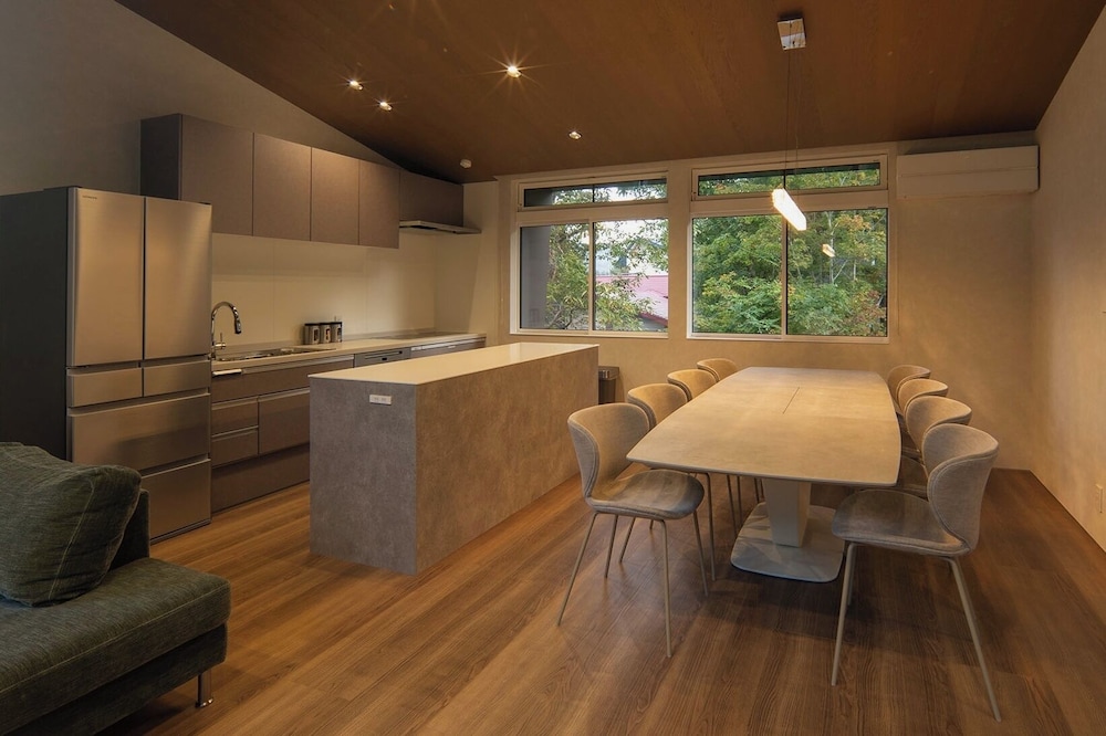 ラグジュアリー シャレー 客室内のダイニングエリア1 | シャレー インフィニティ