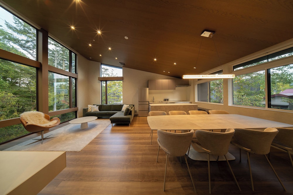 ラグジュアリー シャレー リビング エリア1 | シャレー インフィニティ