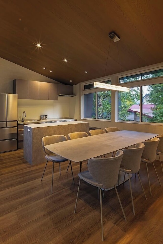 ラグジュアリー シャレー 客室内のダイニングエリア0 | シャレー インフィニティ