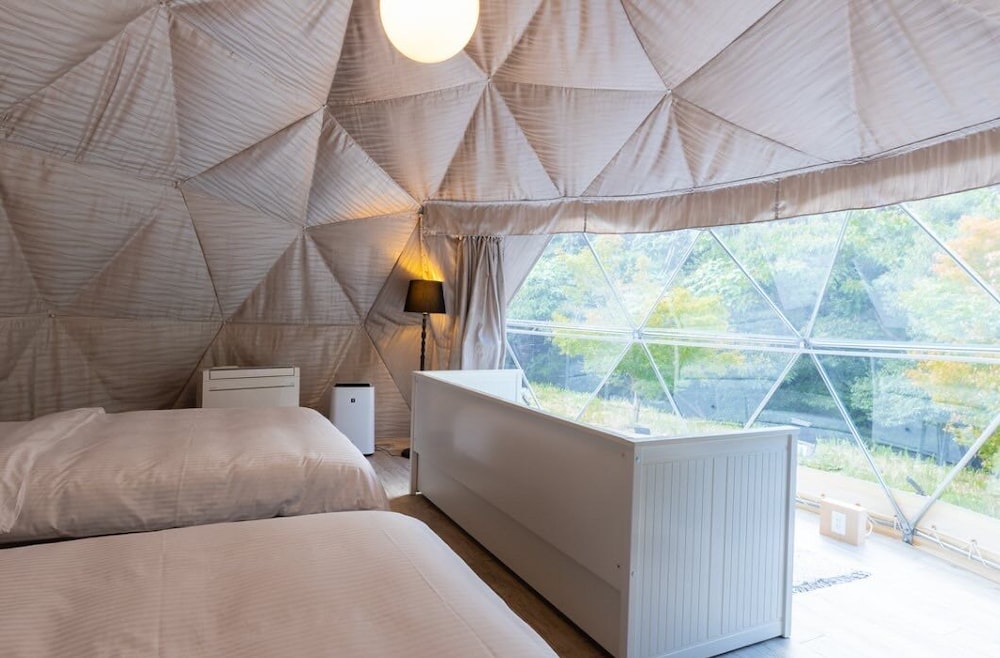 コンフォート テント ダブルベッド 2 台 禁煙 冷蔵庫 | レドンド秋吉台