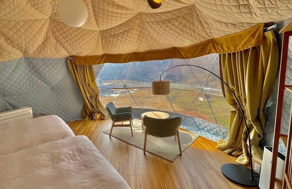 コンフォート テント ダブルベッド 2 台 禁煙 冷蔵庫 | レドンド秋吉台