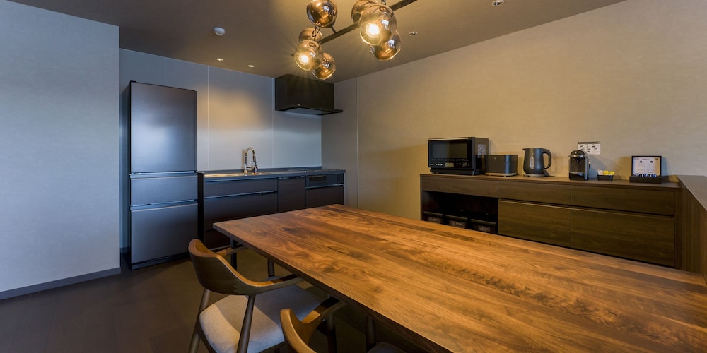 2ダブルベッド+ソファ/ ペット不可 5名定員 禁煙 客室内のダイニングエリア1 | Rakuten STAY FUJIMI TERRACE 箱根芦ノ湖　