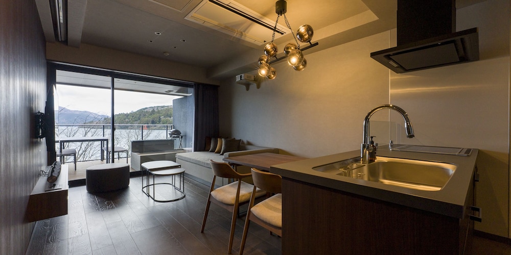 2ダブルベッド+ソファ/ ペット不可 5名定員 禁煙 客室内のダイニングエリア0 | Rakuten STAY FUJIMI TERRACE 箱根芦ノ湖　