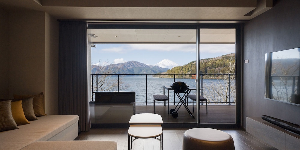 2ダブルベッド+ソファ/ ペット不可 5名定員 禁煙 リビング エリア1 | Rakuten STAY FUJIMI TERRACE 箱根芦ノ湖　