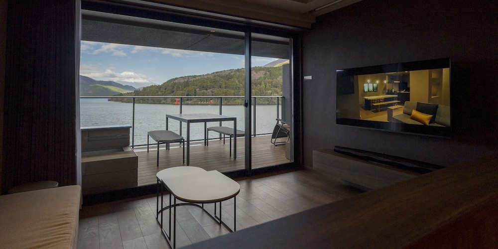 2ダブルベッド+ソファ/ ペット不可 5名定員 禁煙 リビング エリア3 | Rakuten STAY FUJIMI TERRACE 箱根芦ノ湖　