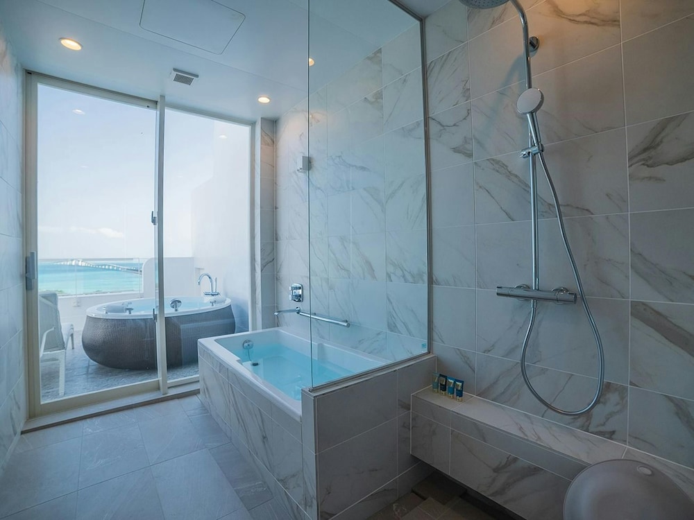 ロイヤル スイートB 禁煙 ジェットバス バスルーム0 | サントリーニ HOTEL&VILLAS 宮古島