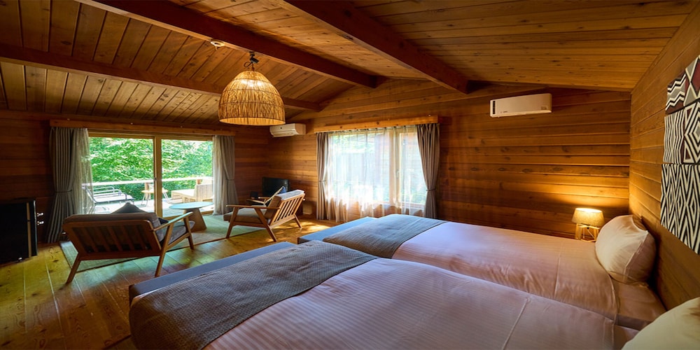 ベーシック キャビン シングルベッド 2 台 客室1 | Sport & Do Resort リソルの森