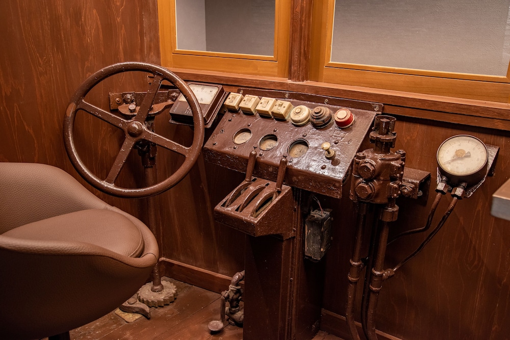 KAWASEMI (Stay in a train) 禁煙 客室5 | 汽車ポッポ食堂と民宿