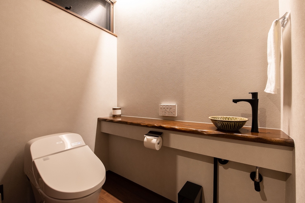 KAWASEMI (Stay in a train) 禁煙 バスルーム1 | 汽車ポッポ食堂と民宿