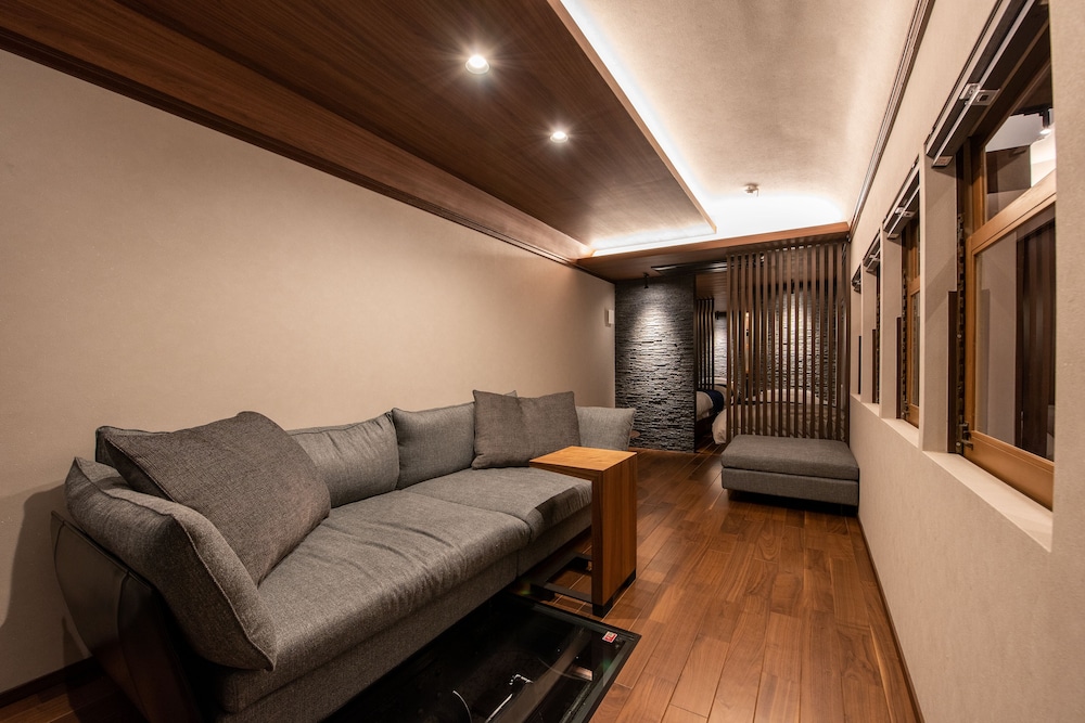 KAWASEMI (Stay in a train) 禁煙 | 汽車ポッポ食堂と民宿