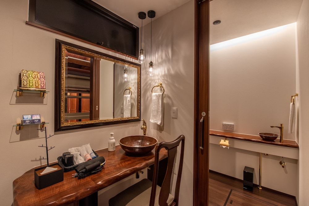 SEKIREI (Stay in a train) 禁煙 客室12 | 汽車ポッポ食堂と民宿