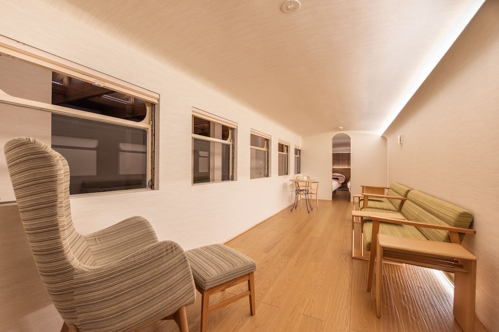 SHIOKAZE (Stay in a train) 禁煙 | 汽車ポッポ食堂と民宿