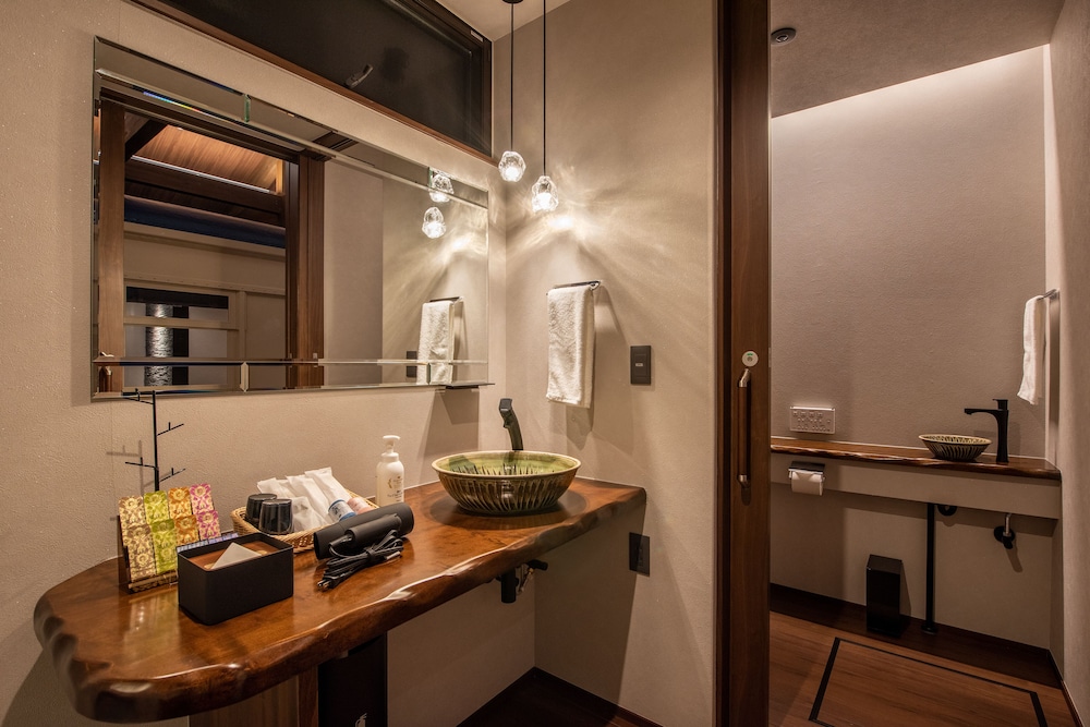 KAWASEMI (Stay in a train) 禁煙 バスルーム2 | 汽車ポッポ食堂と民宿