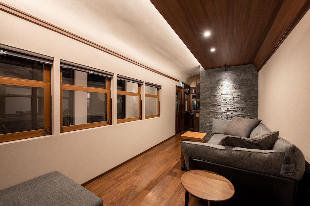 KAWASEMI (Stay in a train) 禁煙 客室2 | 汽車ポッポ食堂と民宿