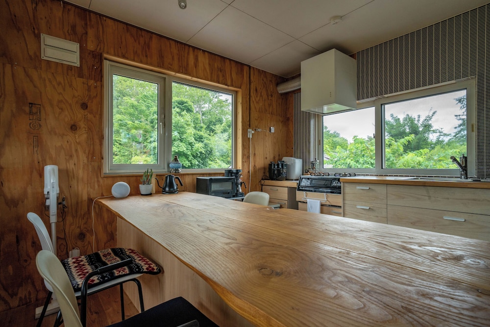 クラシック ヴィラ 客室内のダイニングエリア2 | IWANKE