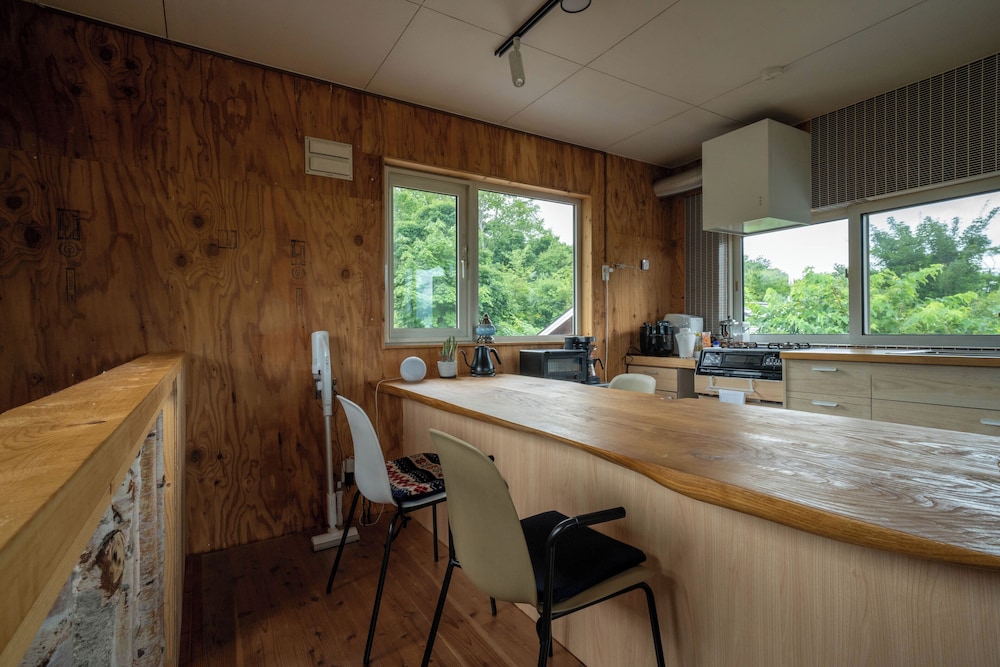 クラシック ヴィラ 客室内のダイニングエリア1 | IWANKE