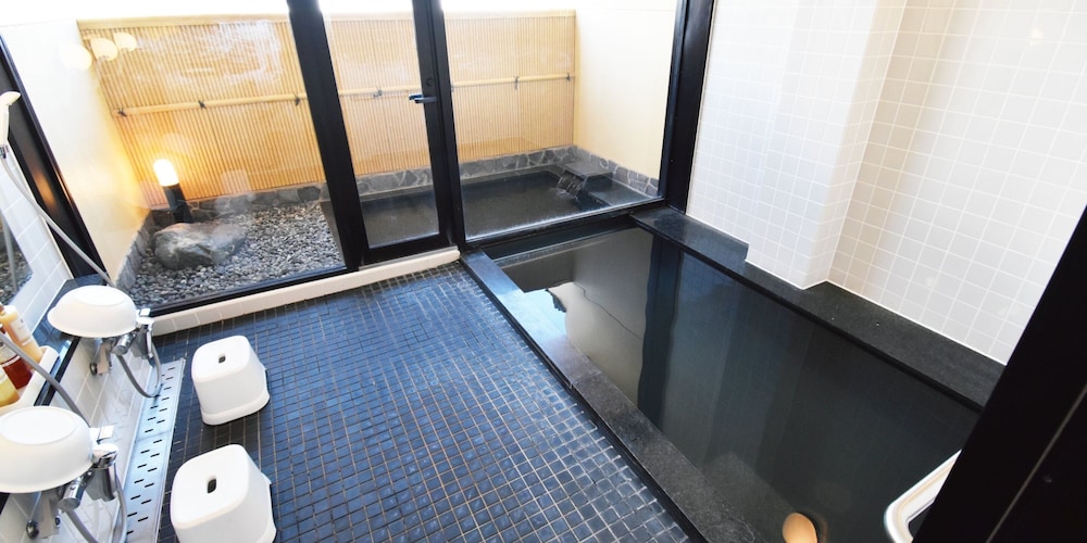 ベーシック 4 人部屋 共用バスルーム2 | おやど 心