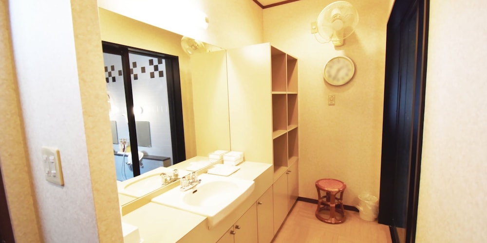 ベーシック 4 人部屋 共用バスルーム3 | おやど 心