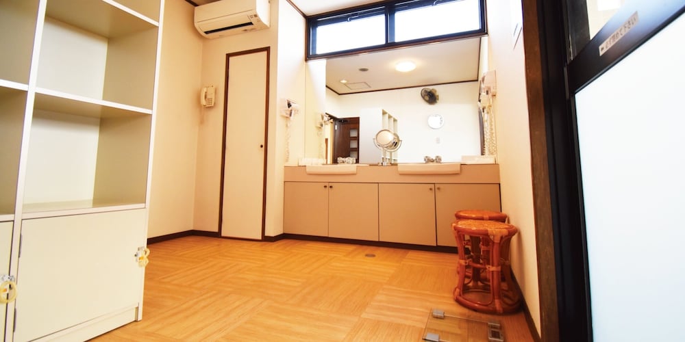 ベーシック 4 人部屋 共用バスルーム5 | おやど 心