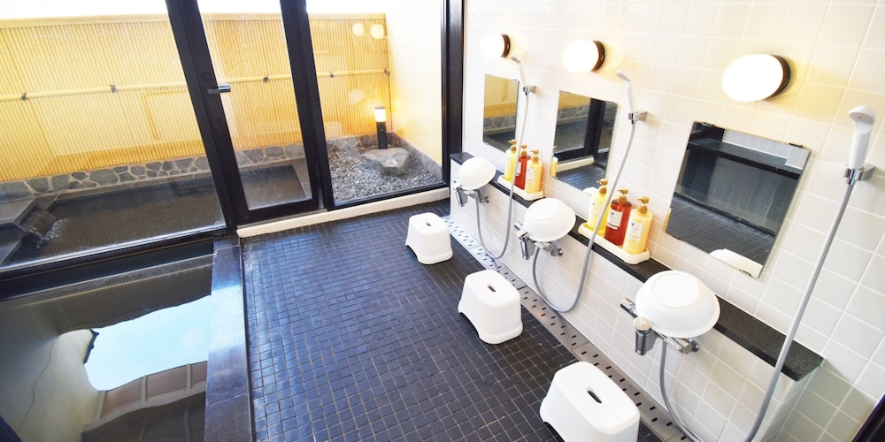 ベーシック 4 人部屋 共用バスルーム1 | おやど 心