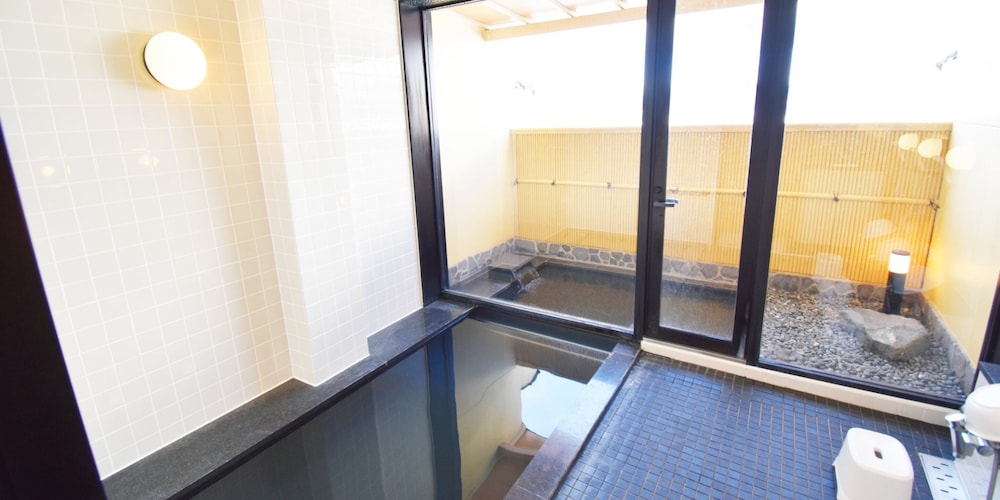 ベーシック 4 人部屋 共用バスルーム6 | おやど 心