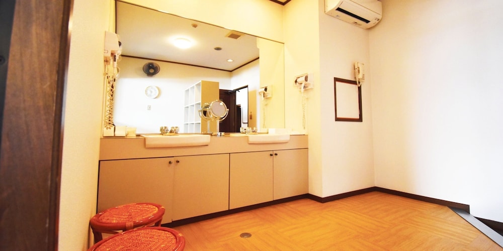 ベーシック 4 人部屋 共用バスルーム4 | おやど 心