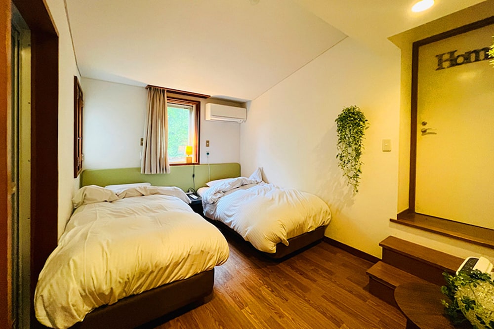エコノミー ツインルーム シングルベッド 2 台 禁煙 ヒルビュー | Windy Hill 森の宿