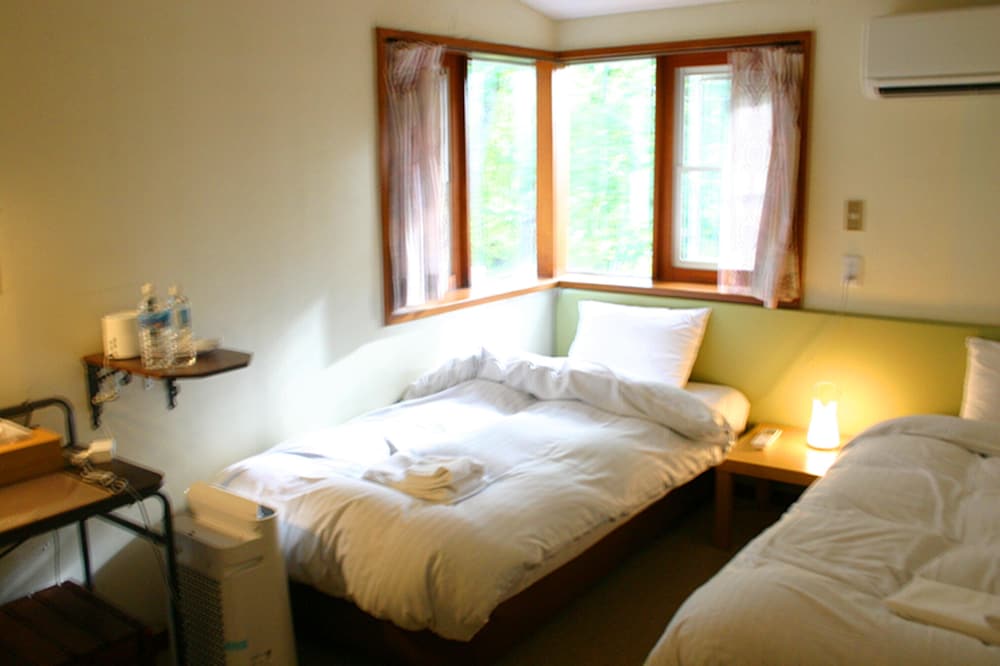 ベーシック ツインルーム シングルベッド 2 台 禁煙 ガーデンビュー | Windy Hill 森の宿