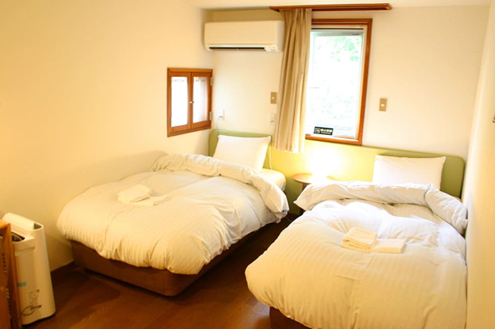 ベーシック ダブルまたはツインルーム シングルベッド 2 台 禁煙 ガーデンビュー 客室3 | Windy Hill 森の宿