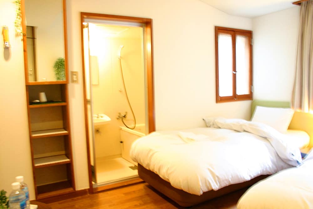 エコノミー ツインルーム シングルベッド 2 台 禁煙 ヒルビュー 客室2 | Windy Hill 森の宿