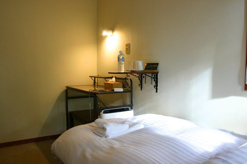 ベーシック ツインルーム シングルベッド 2 台 禁煙 ガーデンビュー 客室1 | Windy Hill 森の宿