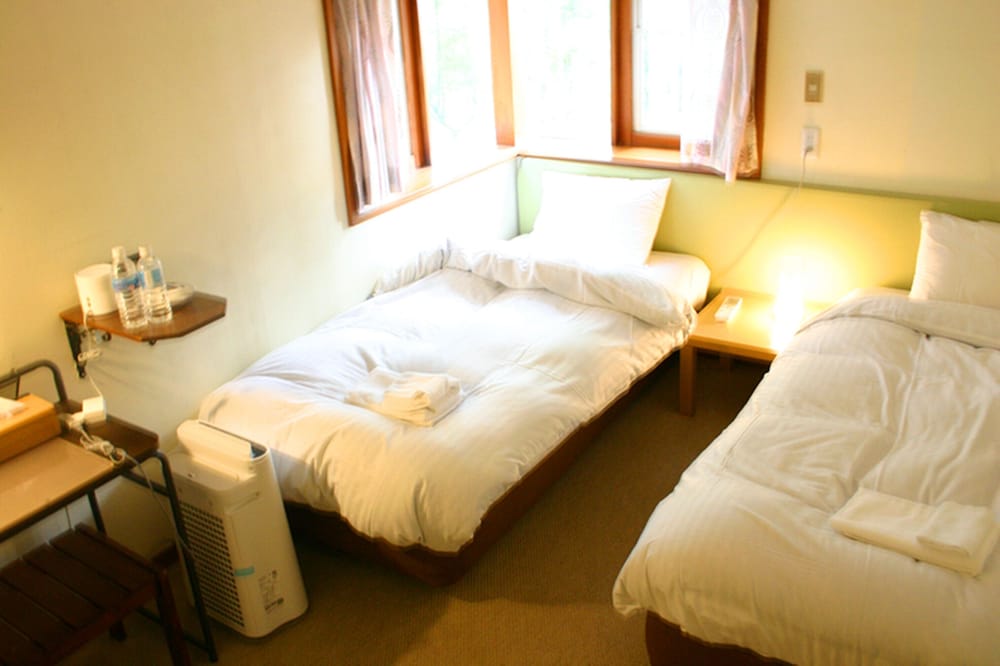ベーシック ツインルーム シングルベッド 2 台 禁煙 ガーデンビュー 客室2 | Windy Hill 森の宿