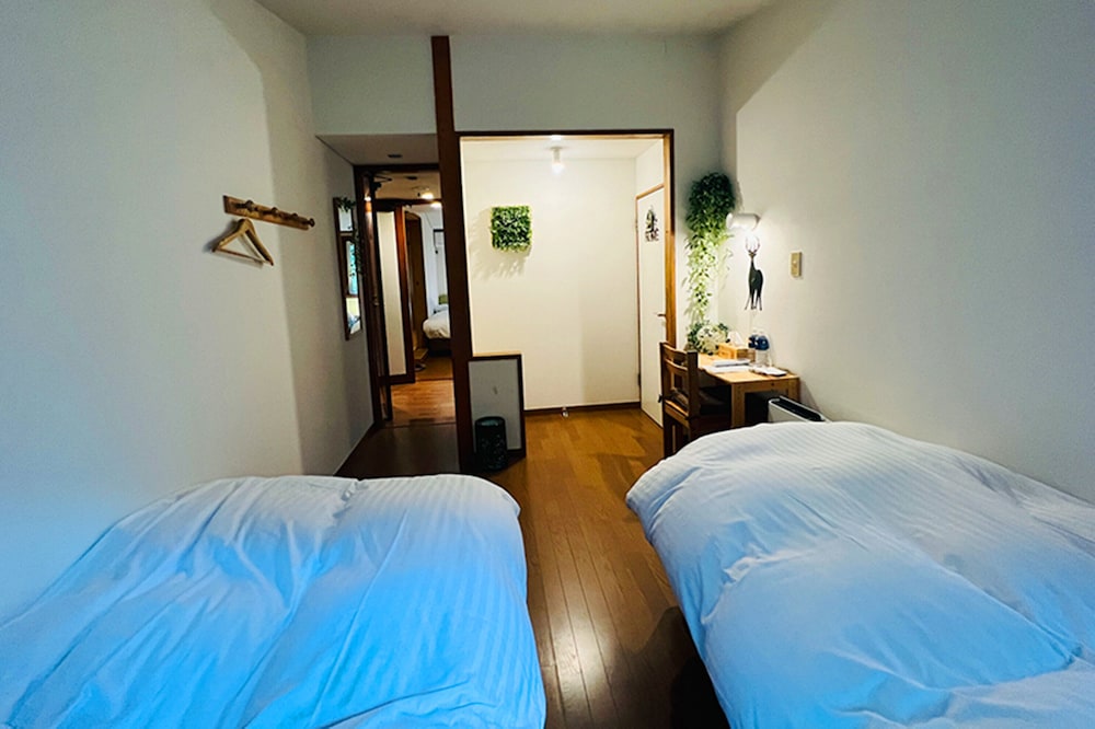 ベーシック ダブルまたはツインルーム シングルベッド 2 台 禁煙 ガーデンビュー 客室2 | Windy Hill 森の宿