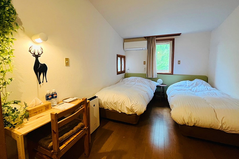 ベーシック ダブルまたはツインルーム シングルベッド 2 台 禁煙 ガーデンビュー | Windy Hill 森の宿
