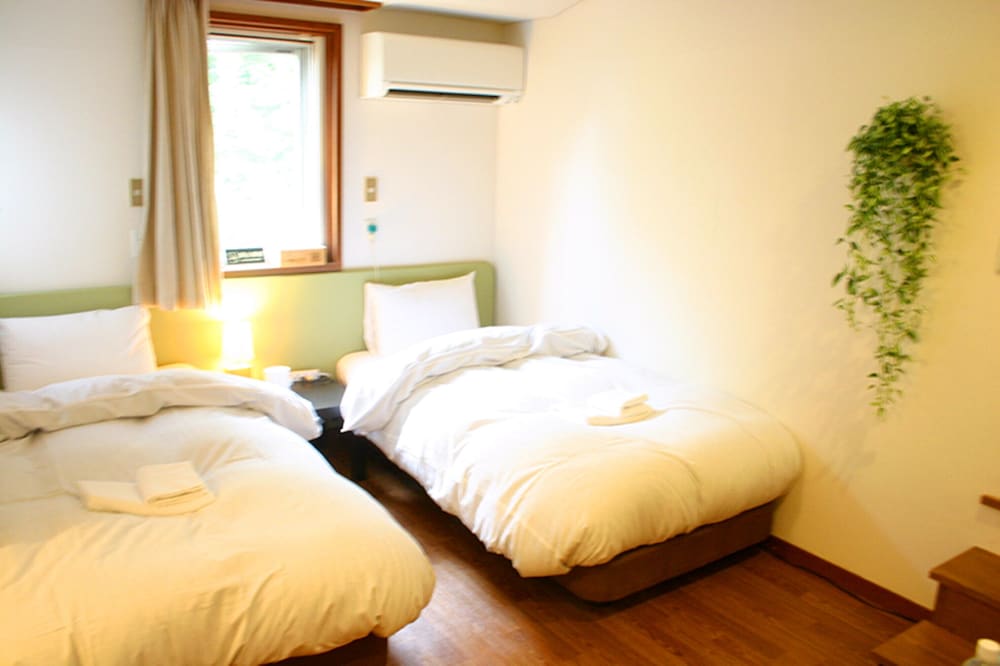 エコノミー ツインルーム シングルベッド 2 台 禁煙 ヒルビュー 客室1 | Windy Hill 森の宿