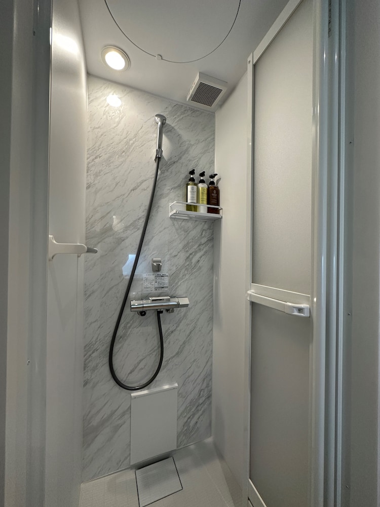 コンフォート スタジオ ダブルベッド 2 台 バスルーム1 | Rijodori