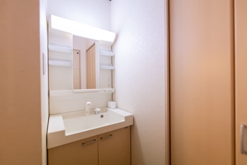 スーペリア ハウス バスルーム1 | Ten-Cha House - Self-Check In Only