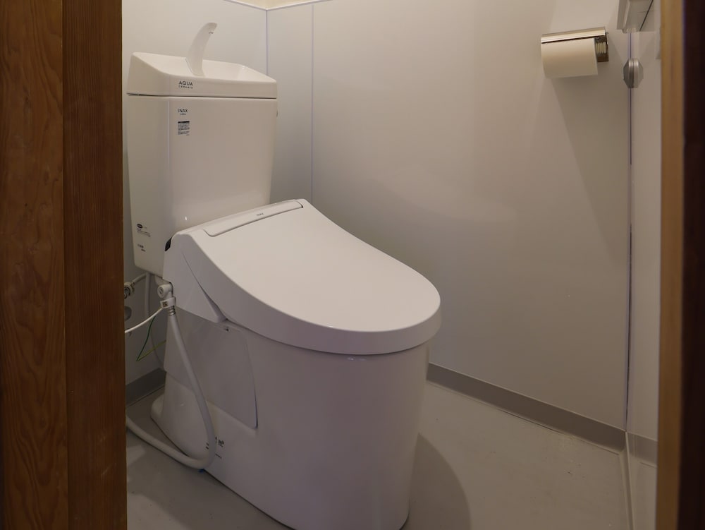エコノミー ツインルーム バスルーム1 | Hostel JAQ takamatsu