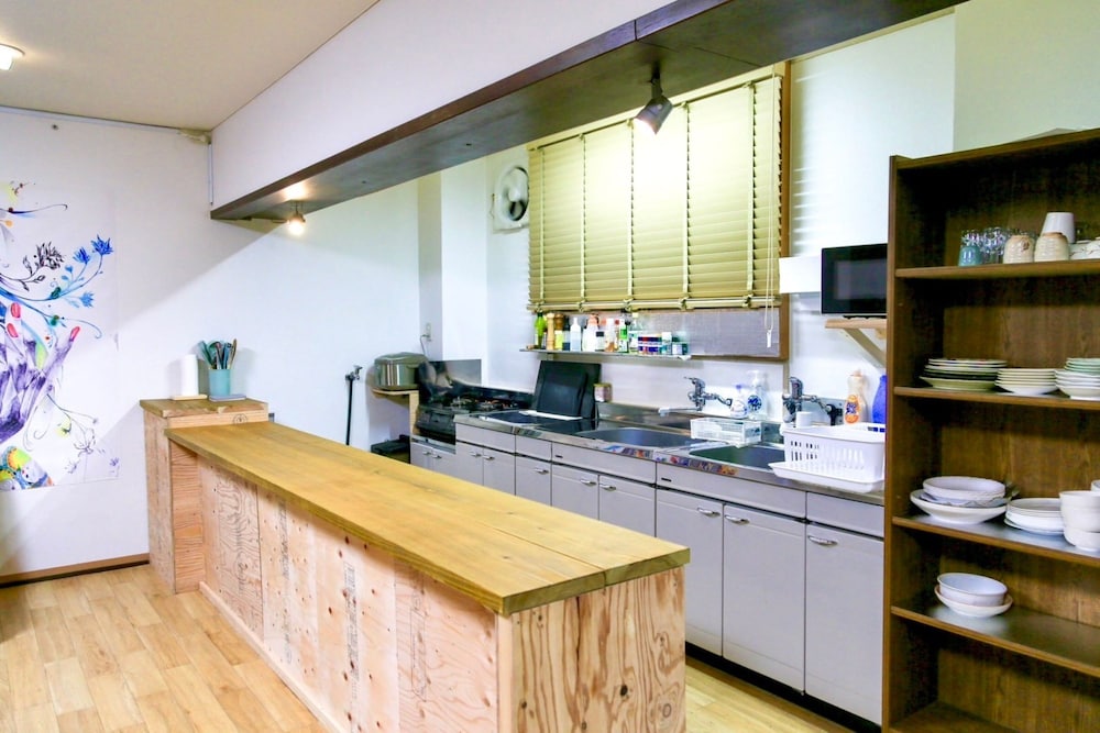 エコノミー ツインルーム リビング エリア1 | Hostel JAQ takamatsu