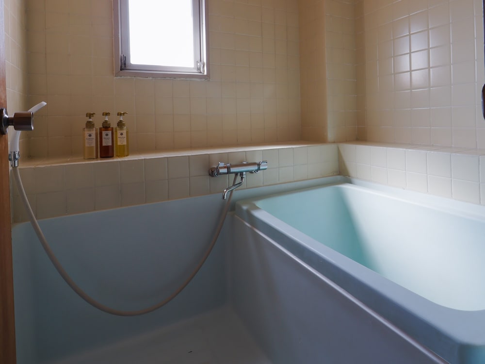 エコノミー ツインルーム バスルーム0 | Hostel JAQ takamatsu
