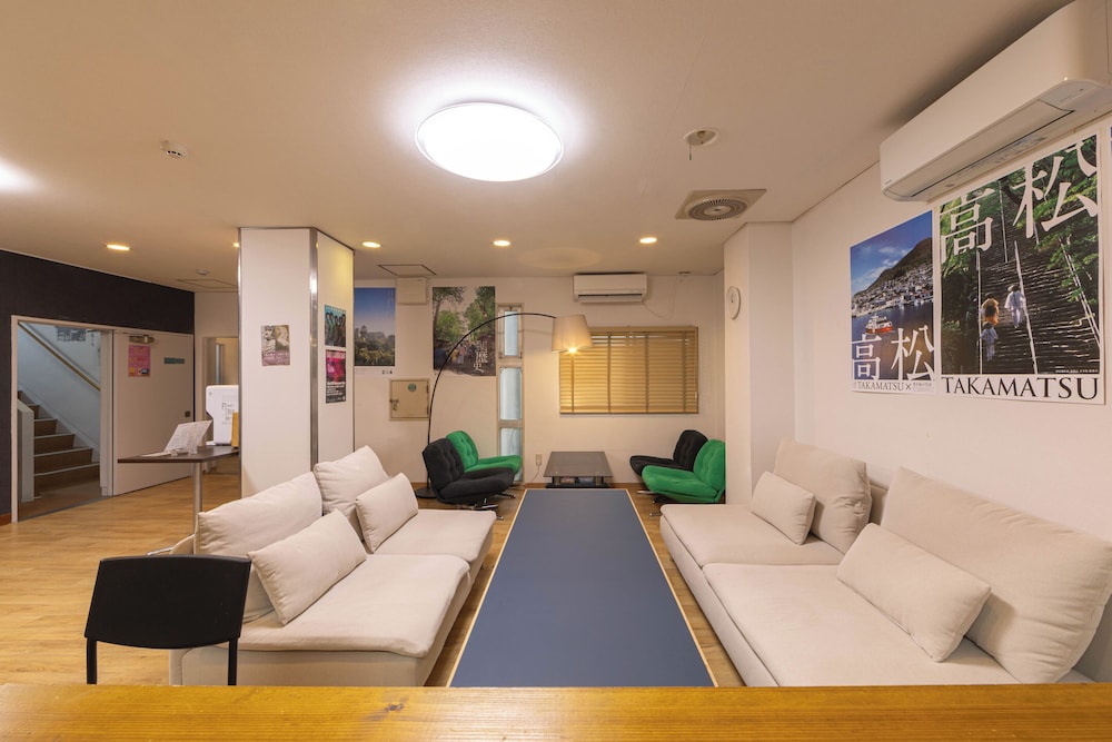 エコノミー ツインルーム リビング エリア5 | Hostel JAQ takamatsu