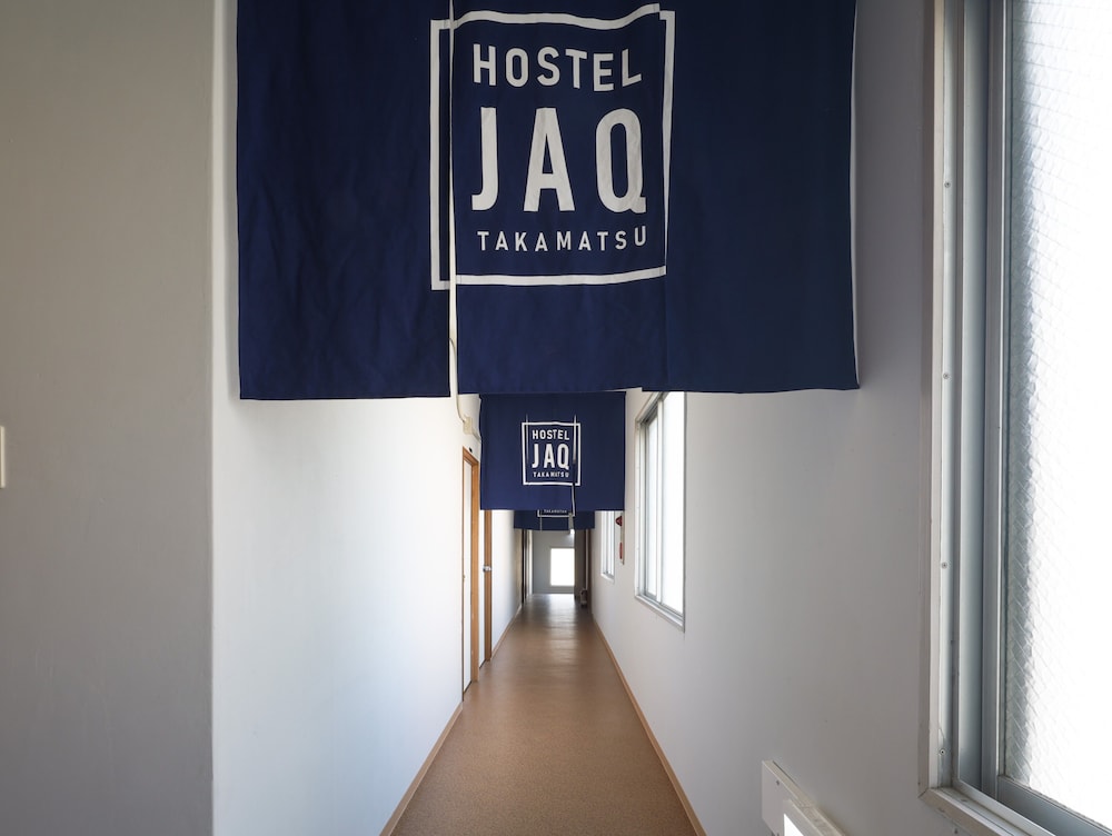 エコノミー ツインルーム リビング エリア2 | Hostel JAQ takamatsu
