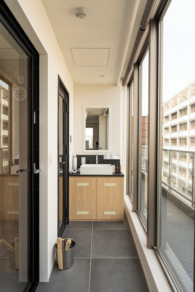 エグゼクティブ ダブルルーム クイーンベッド 1 台 客室2 | 9 HOTEL Tenjin