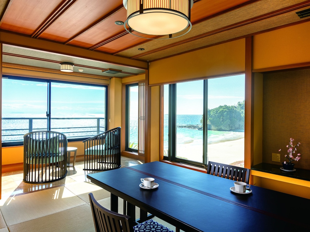 エグゼクティブ ツインルーム オーシャンビュー 客室1 | 伊豆薫風