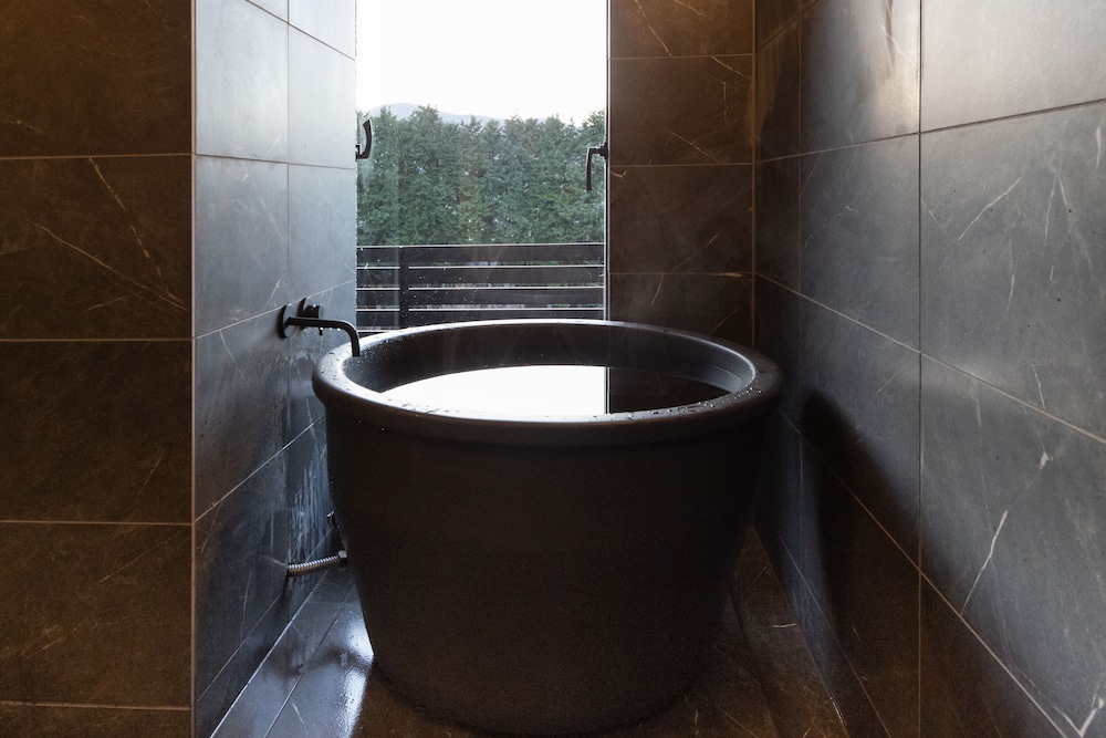 ラグジュアリースイート 綾 禁煙 バスルーム1 | 仙石原古今