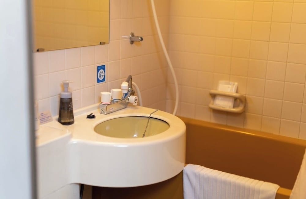 エコノミー ダブルルーム 喫煙可 バスルーム2 | ラマダ・アンコール・ウィンダム尼崎