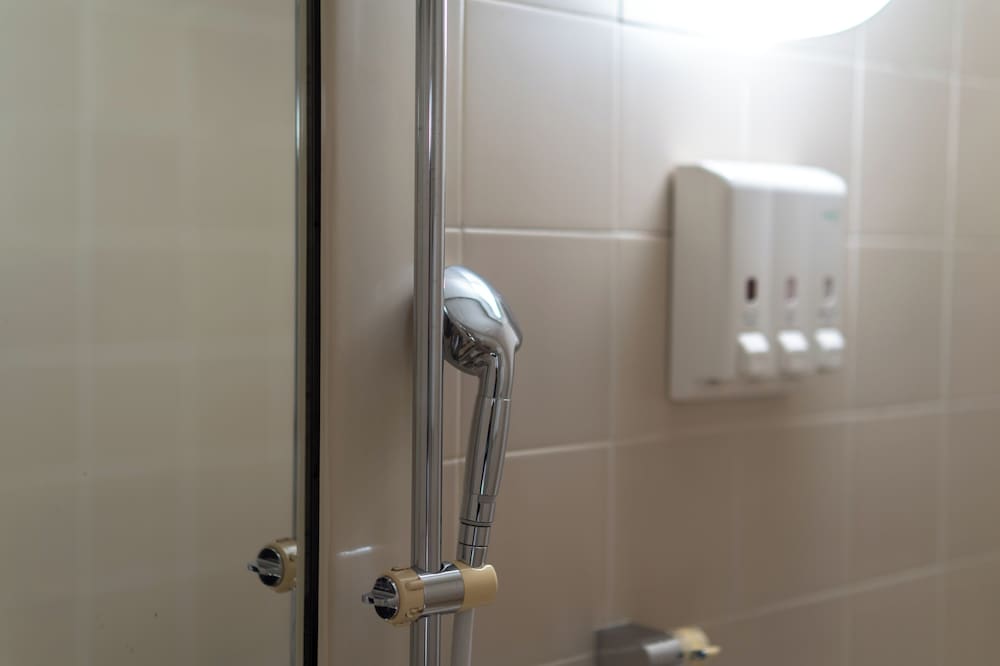 エコノミー ダブルルーム 喫煙可 バスルーム1 | ラマダ・アンコール・ウィンダム尼崎