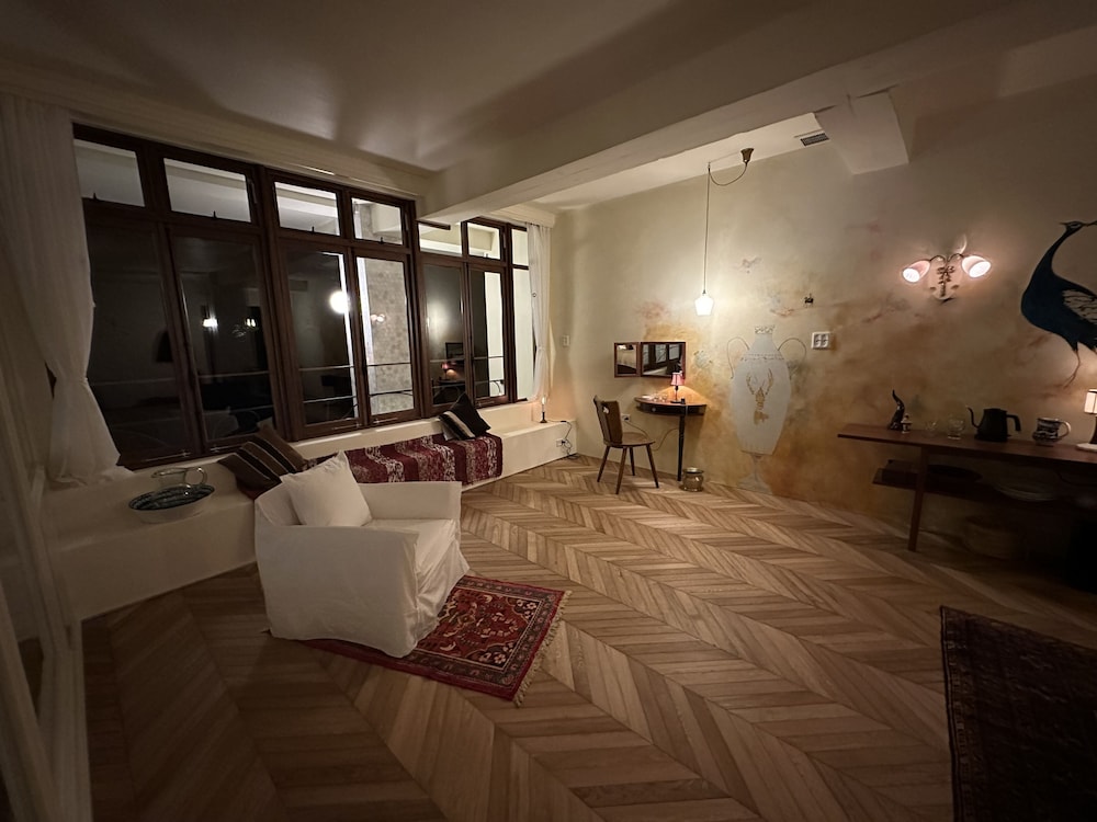 ラグジュアリー ツインルーム リビング エリア1 | ホテル カーサ ヴィーコ